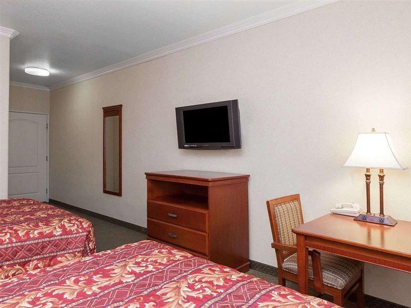 Howard Johnson By Wyndham Bakersfield Dış mekan fotoğraf